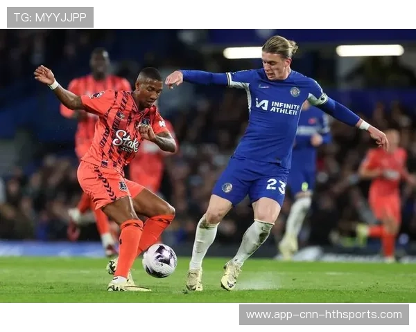 切尔西帕尔默轻盈搓球越过门将——一幕足球场上的奇迹瞬间